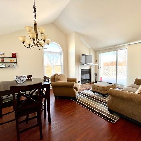 Chaleureux Condo A Magog Bagian luar foto
