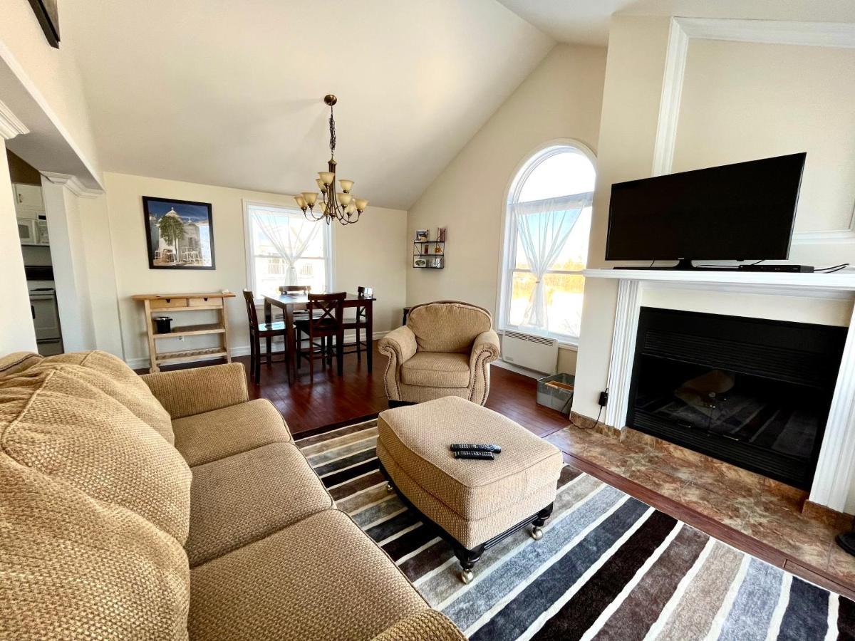 Chaleureux Condo A Magog Bagian luar foto